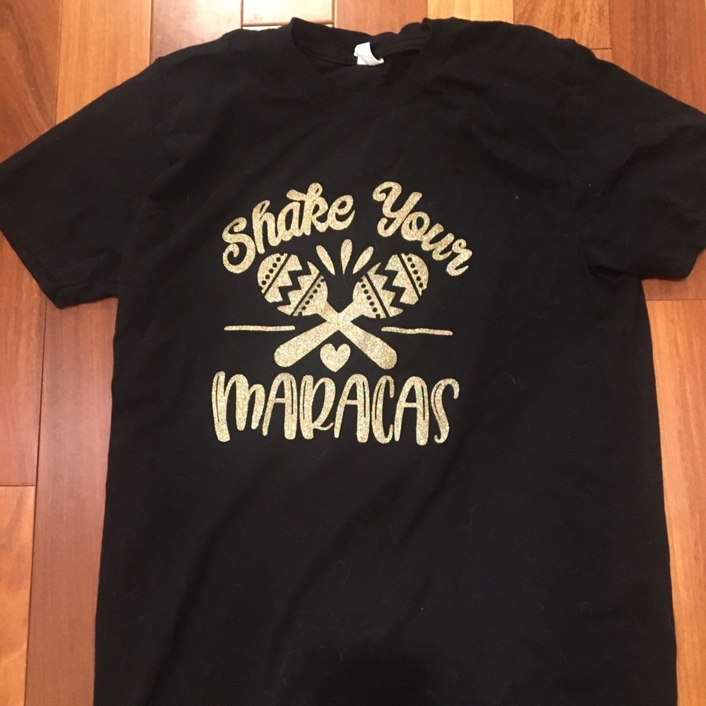 Medium shake your maracas t-shirt